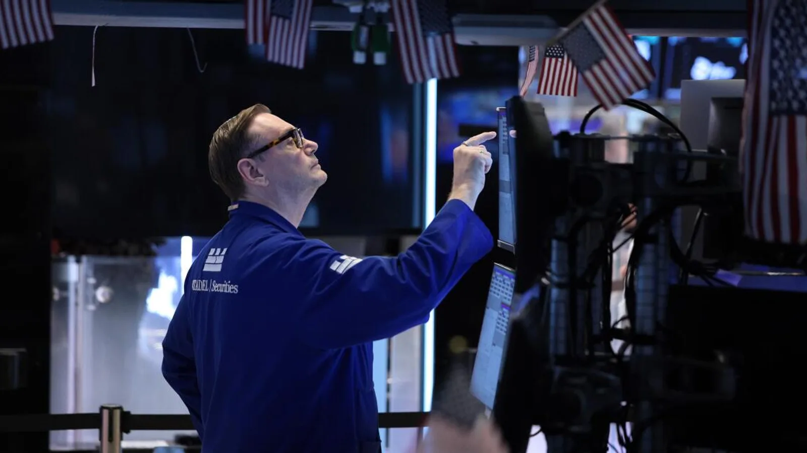 Gráfico do mercado financeiro com destaque para ações de inteligência artificial no Nasdaq e S&P 500