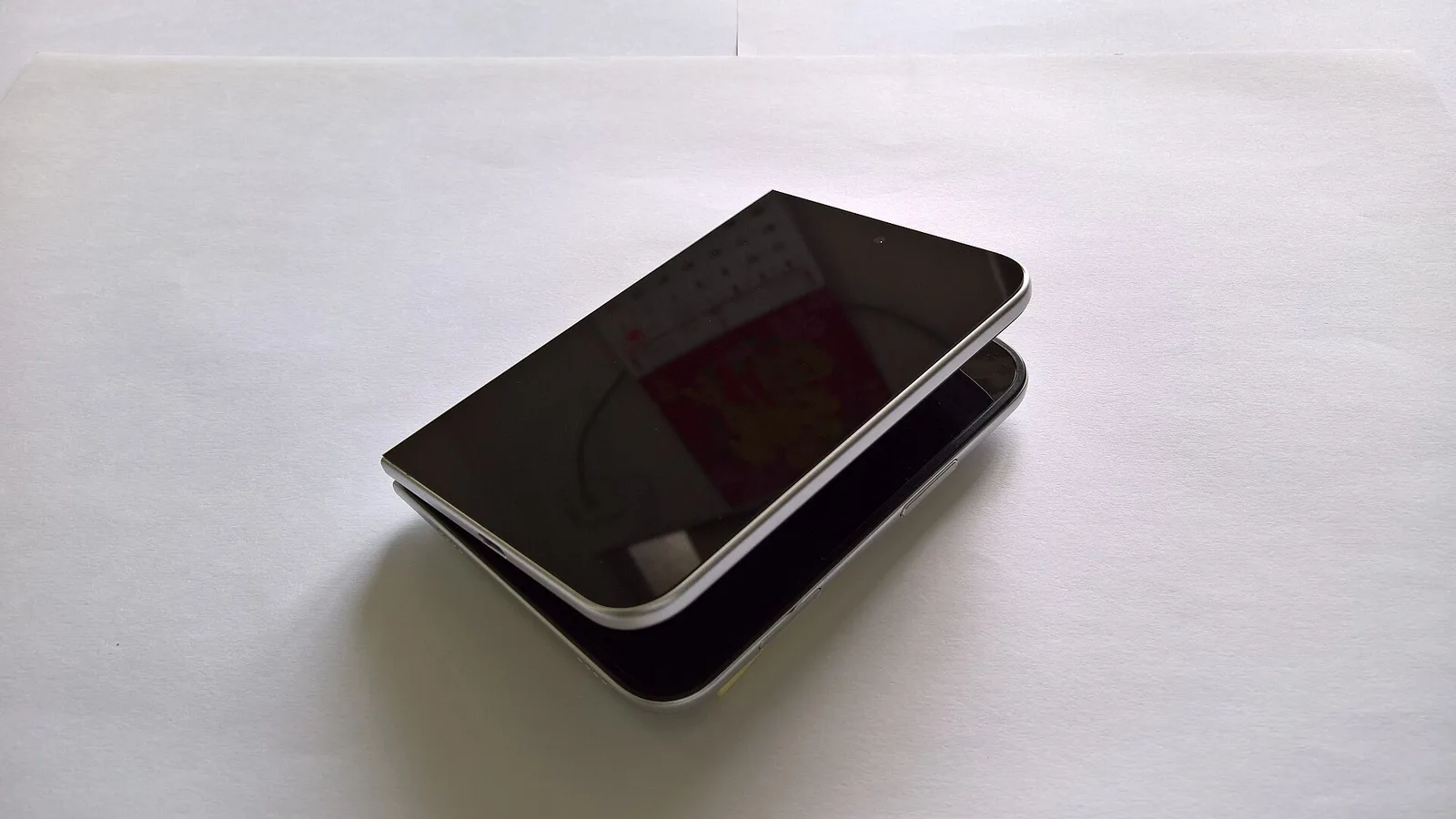 Imagem oficial Apple smartphone dobrável e iPhone Ultra