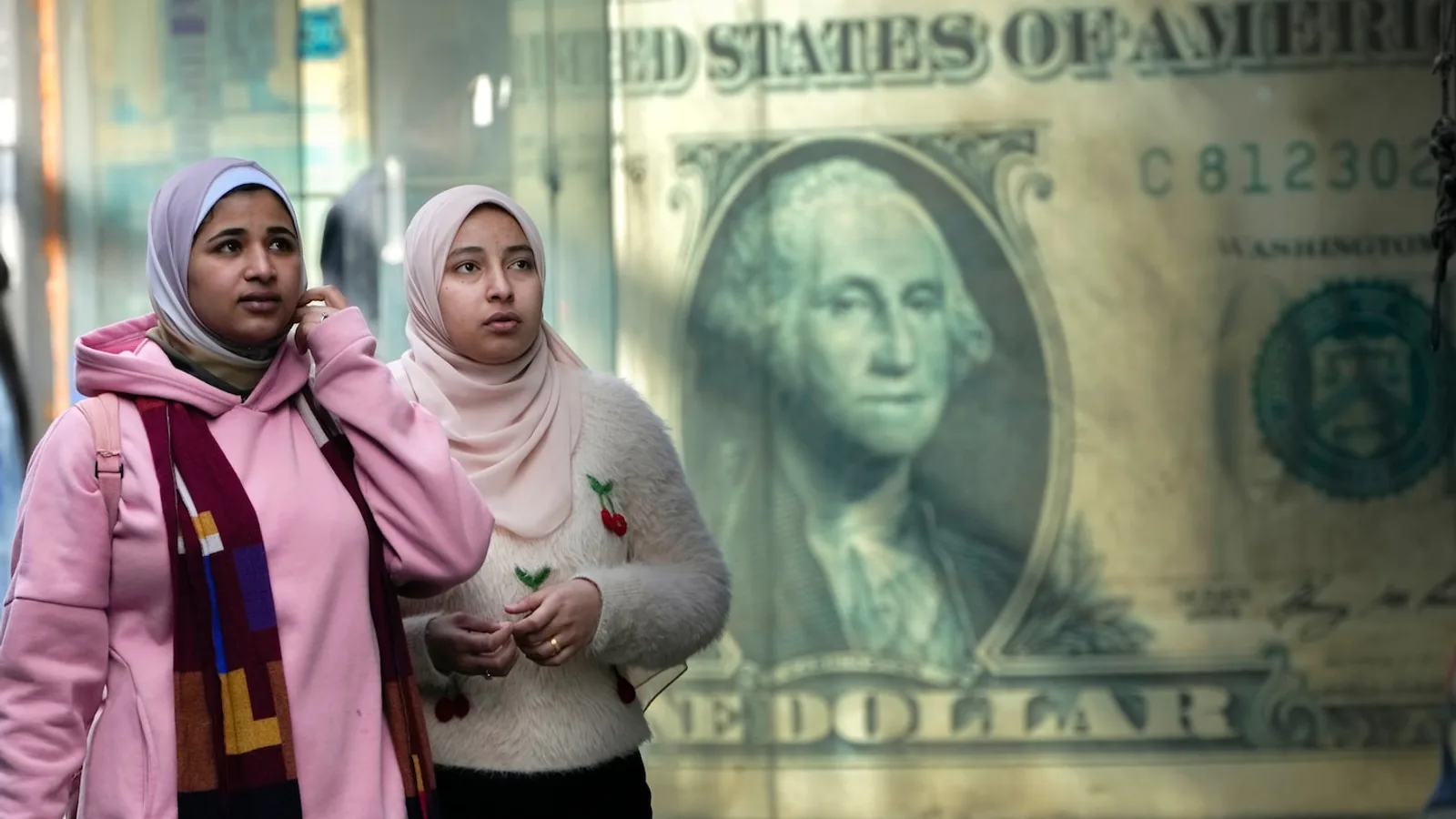 dólar valorizado impulsionado pelo boom da IA e alta dos juros nos EUA
