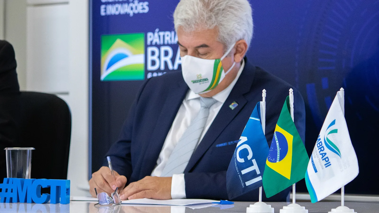 Profissionais empresariais brasileiros interagindo com tecnologia de IA