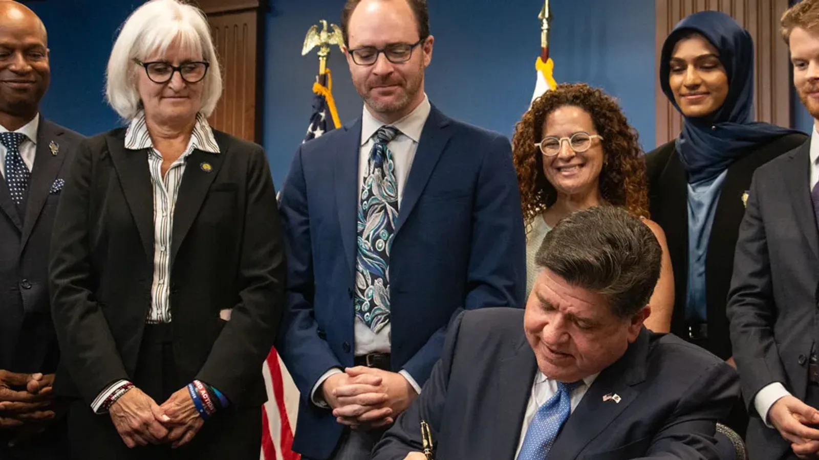 Governador JB Pritzker durante evento oficial de assinatura da lei de regulamentação da IA em Illinois