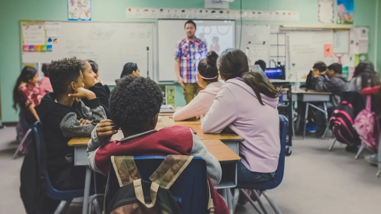 hardware educacional Intel e ASUS com foco em IA para escolas