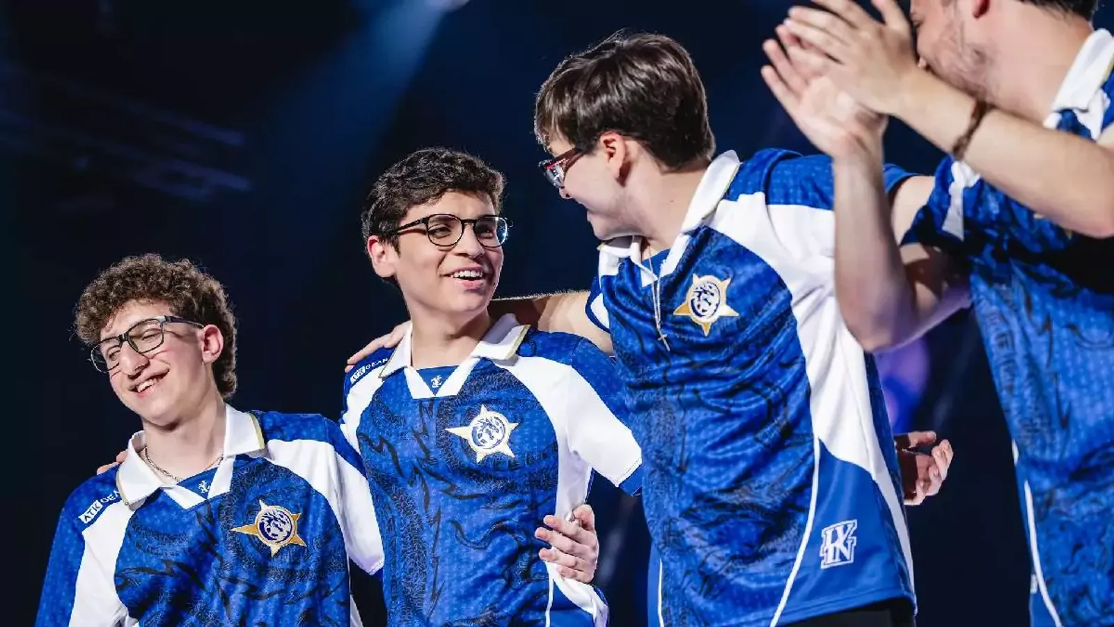 Jogo eSports VALORANT Leviatán contra EDward Gaming em evento oficial
