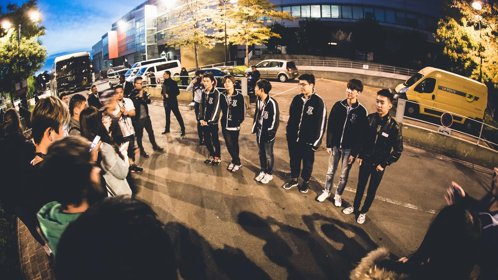 Imagem oficial do LoL Esports mostrando jogos e competições de League of Legends