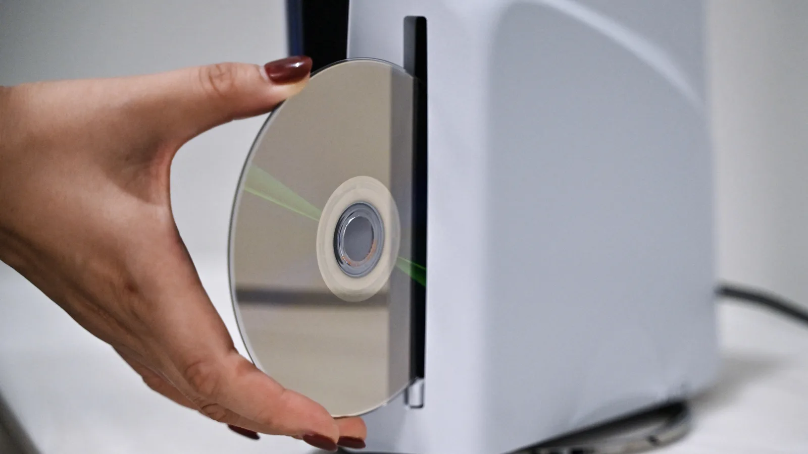 Fábrica da Sony em Thalgau sendo modificada para produção de microlentes ópticas substituindo discos PlayStation