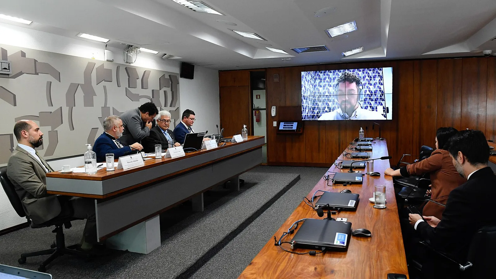 Imagens oficiais das logos das empresas MeetingTV, Koi Security e Palo Alto Networks para ilustrar a disputa judicial de cibersegurança