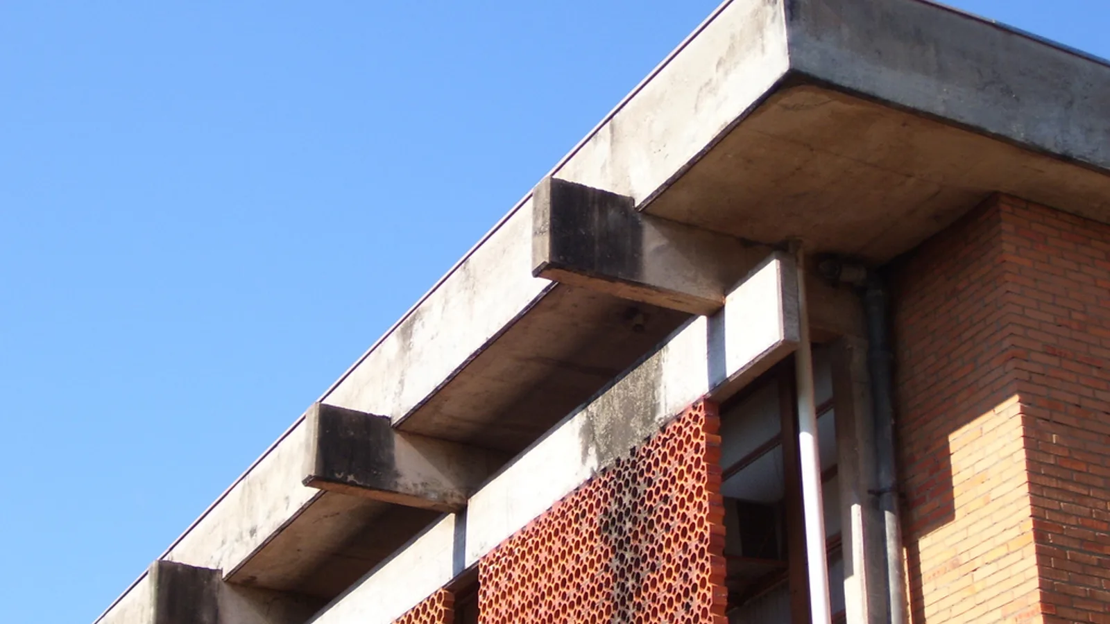 edifício moderno com características de resfriamento passivo, ventilação natural e materiais reflexivos
