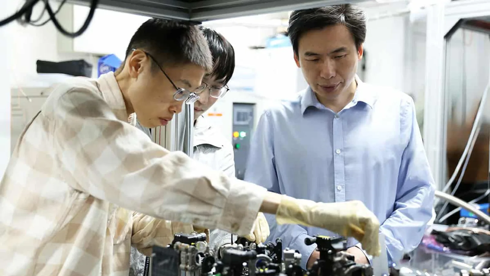 Campus da Universidade Tsinghua com laboratórios de inteligência artificial